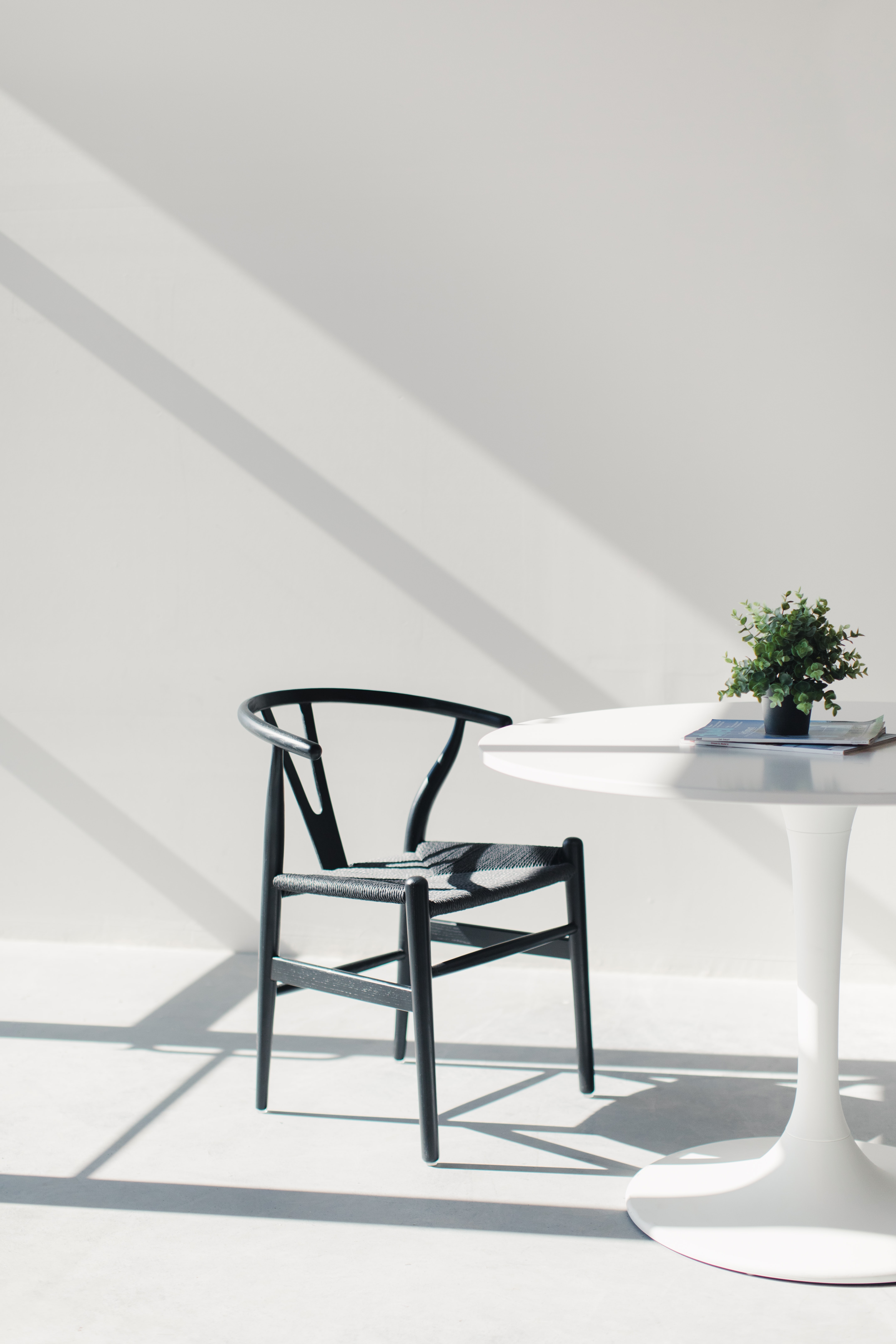 tavolo tulip bianco e una sedia nera di design